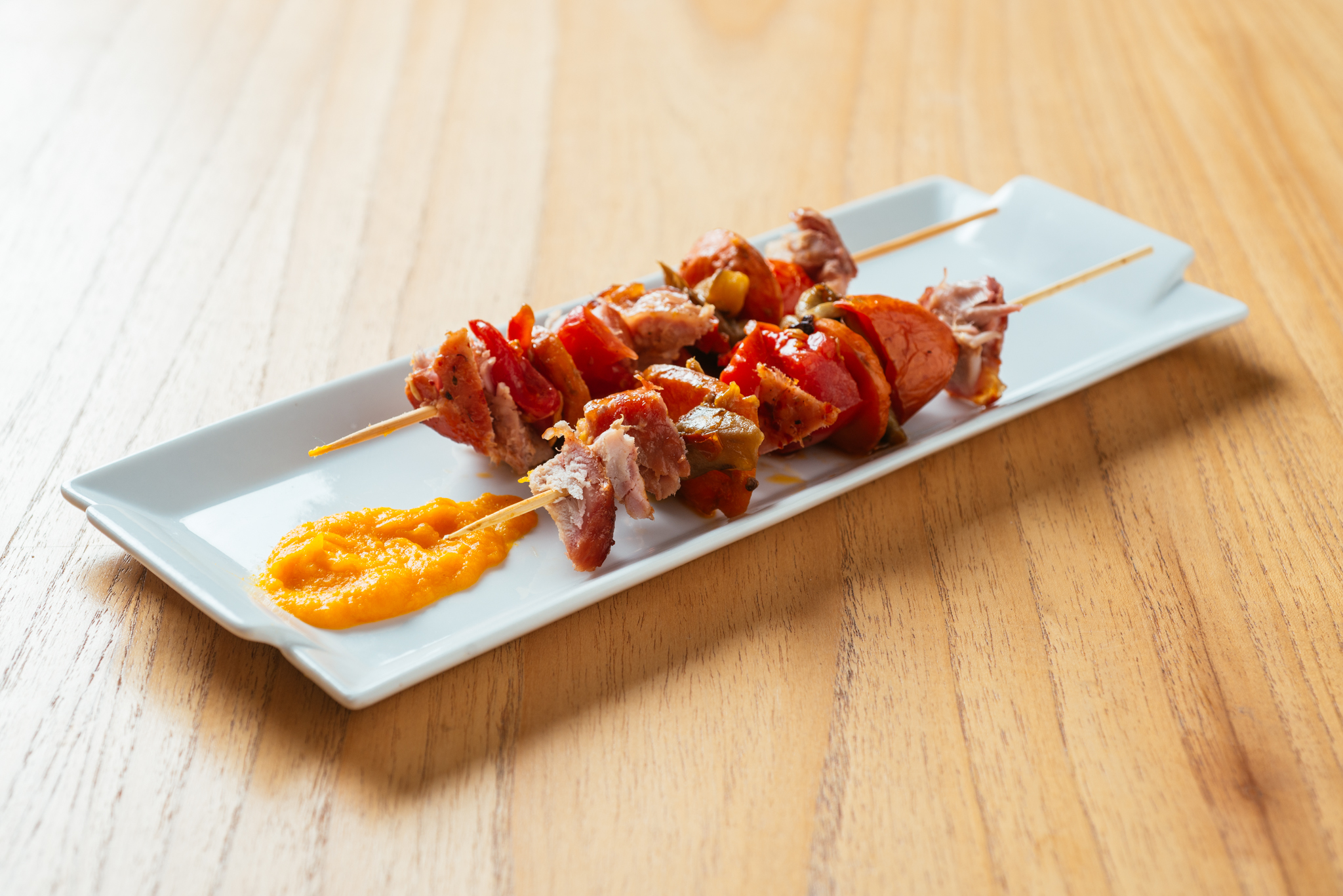 BROCHETAS DE CARNE CON VEGETALES ASADOS 