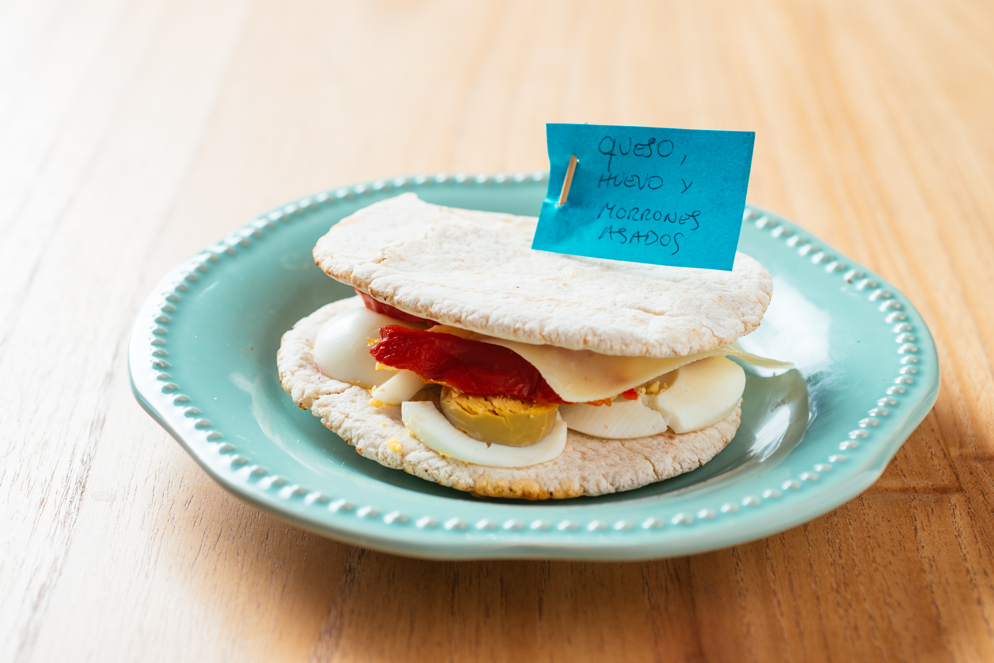 SANDWICH DE QUESO, HUEVO Y MORRONES ASADOS CON MAYONESA DE AJO